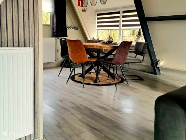 Location de Vacances Belgique, Ardennes, Durbuy, chalet - SilvaRosa Durbuy Table à manger ronde confortable avec 5/6 chaises