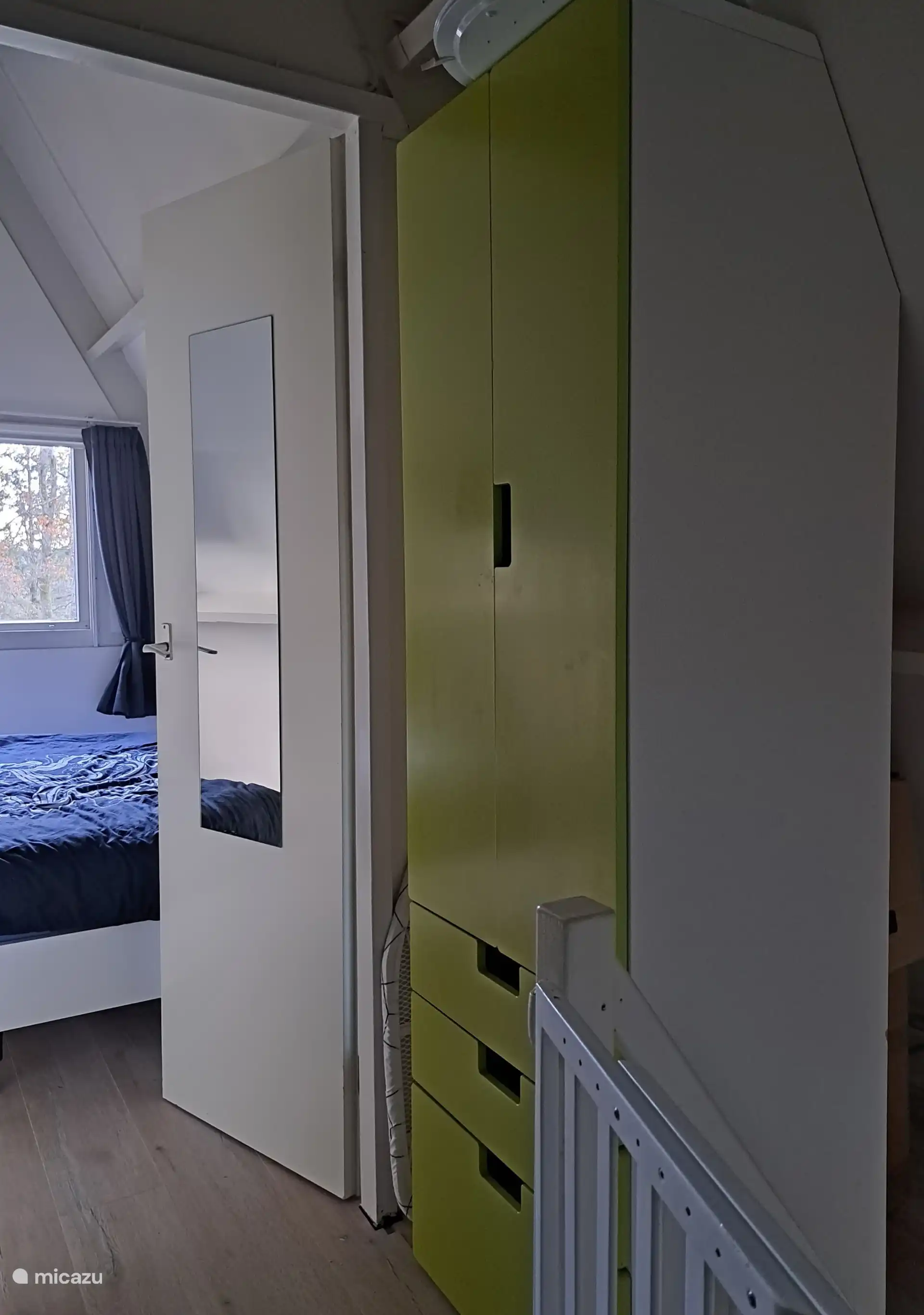 Großer Kleiderschrank auf dem Treppenabsatz. Obergeschoss mit neuem Laminatboden