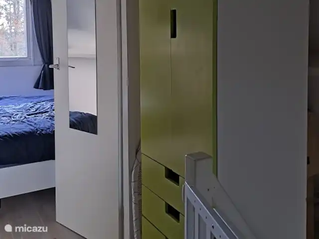 Location de Vacances Belgique, Ardennes, Durbuy, chalet - SilvaRosa Durbuy Grande penderie sur le palier. Étage supérieur avec un nouveau sol stratifié