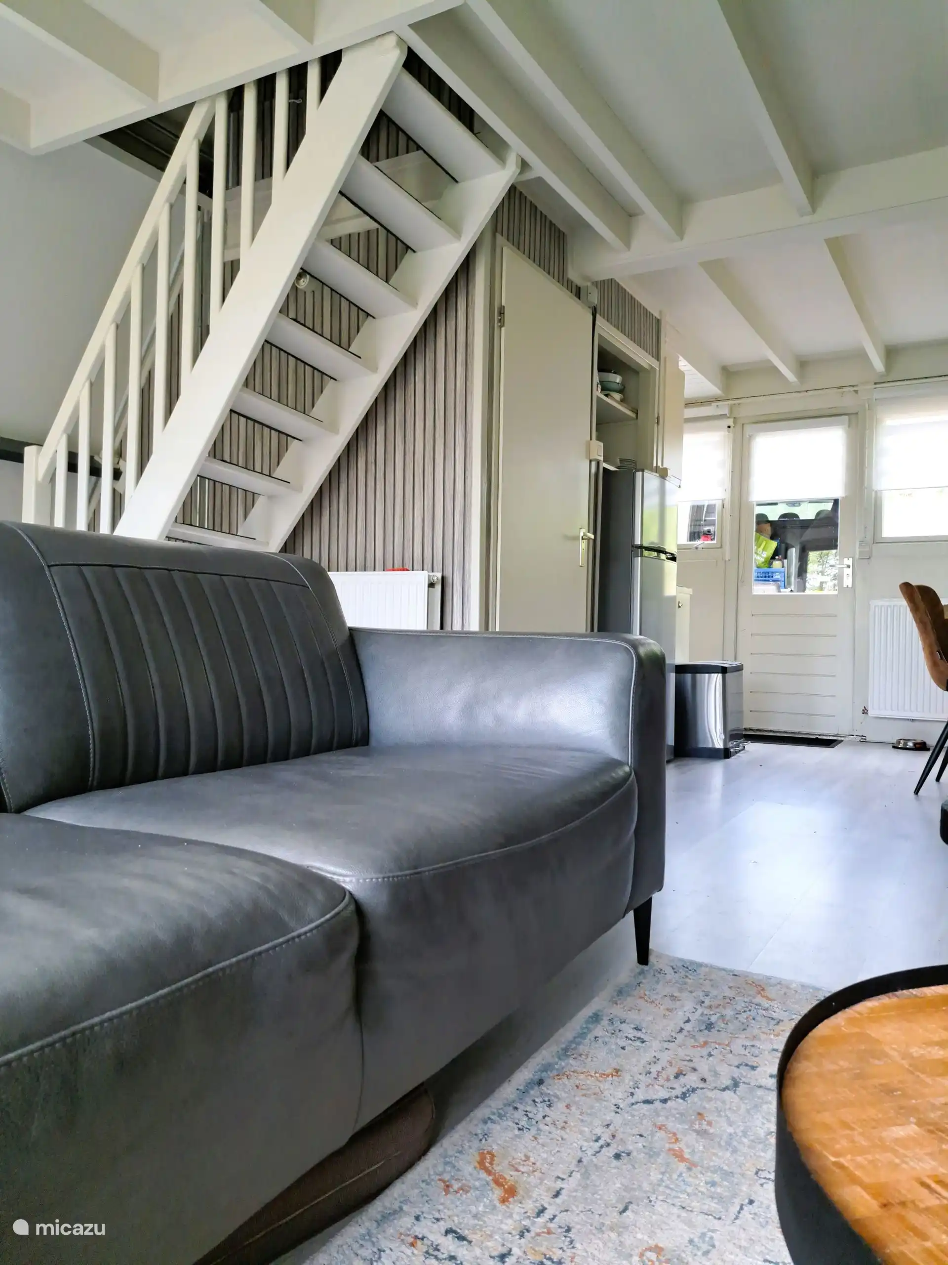 Geräumiges Wohnzimmer mit Laminatboden