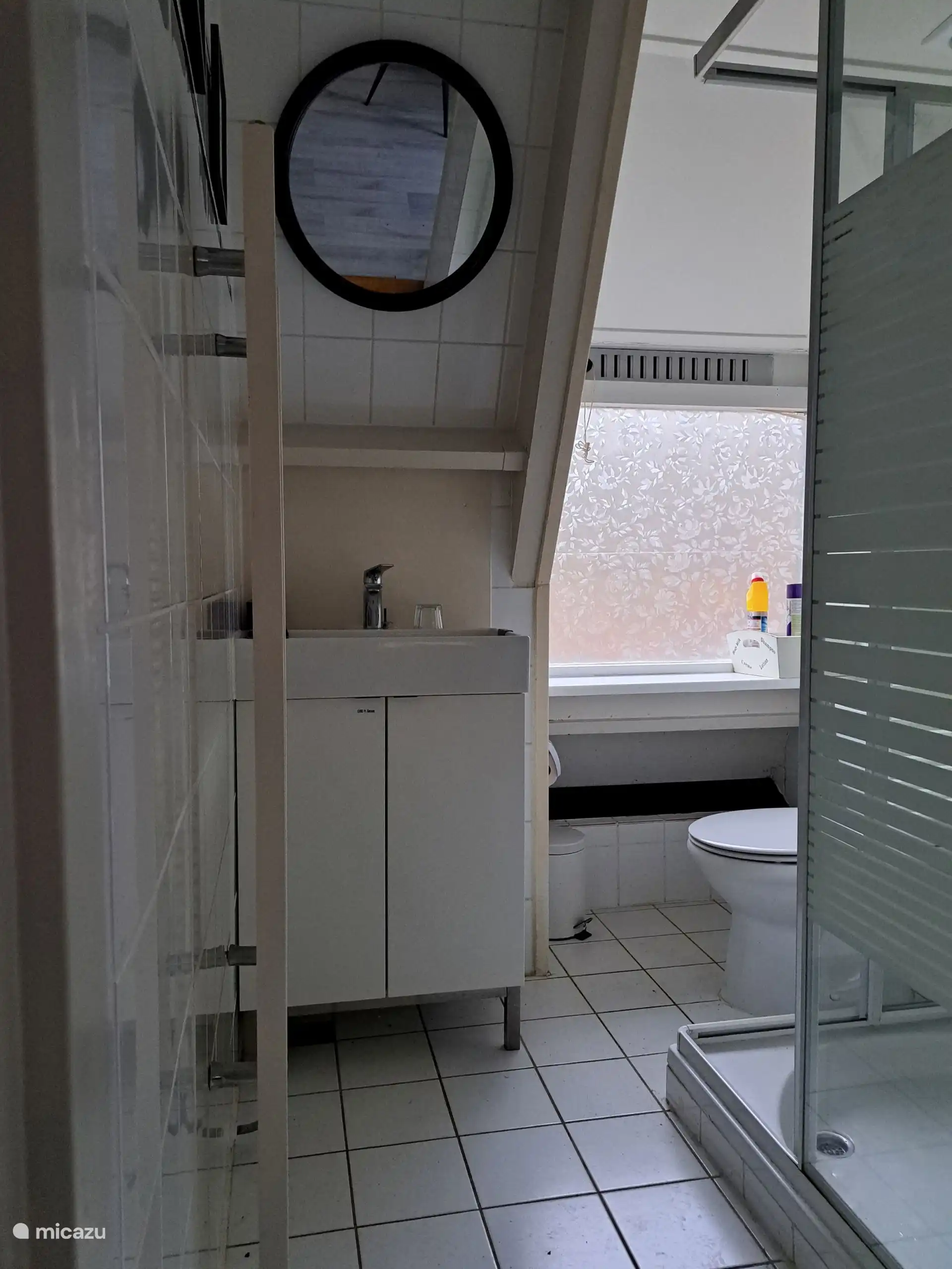 Badezimmer im Erdgeschoss mit großer Dusche, Waschbecken und WC