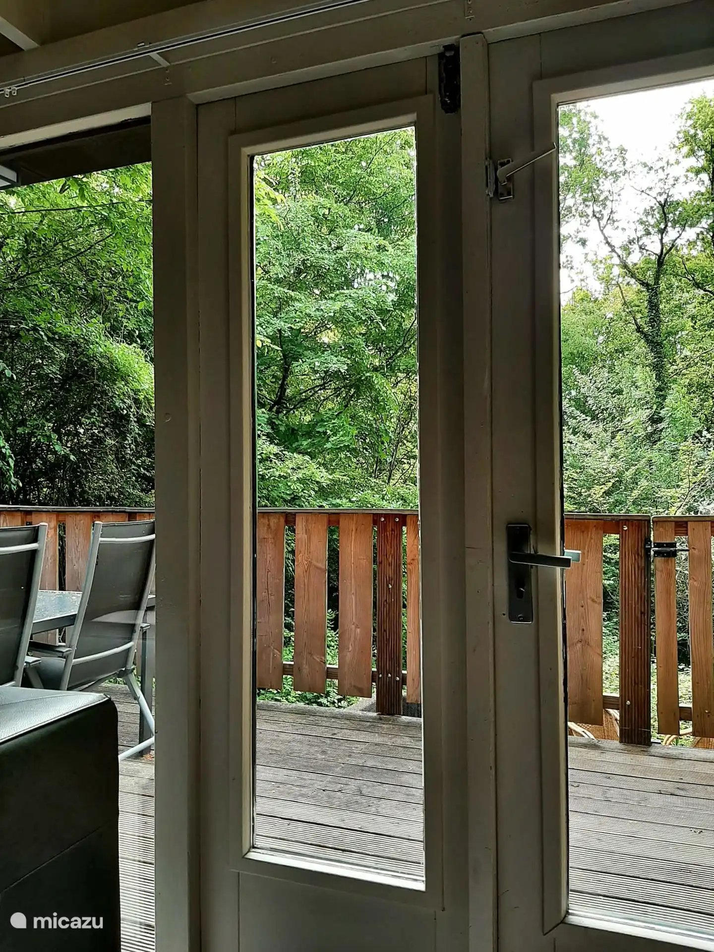 6 Gartenstühle mit Tisch und 2 weitere verstellbare Gartenstühle