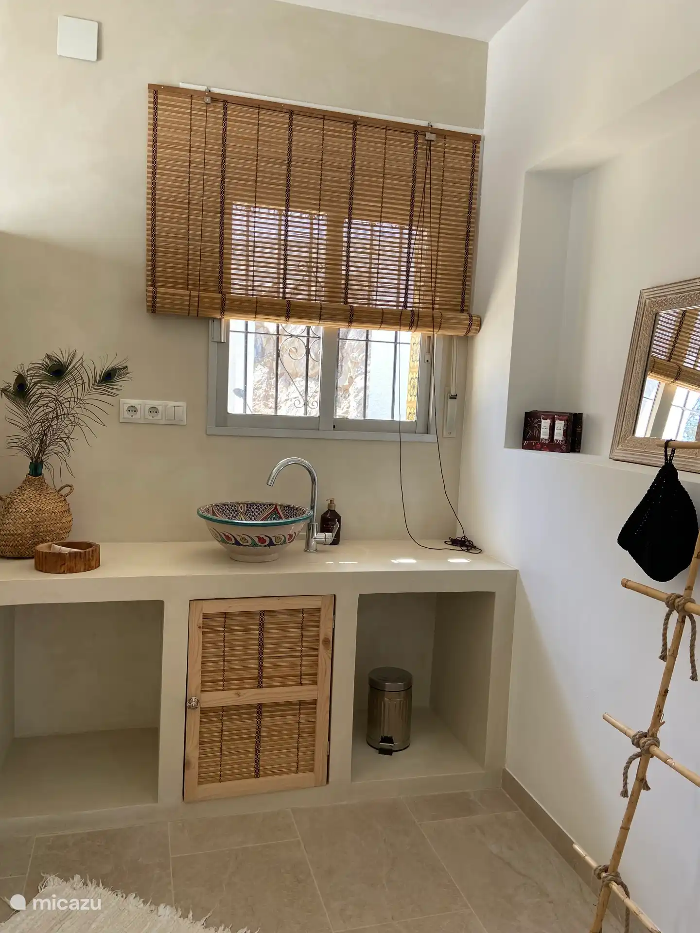 Meuble vasque dans la chambre 2