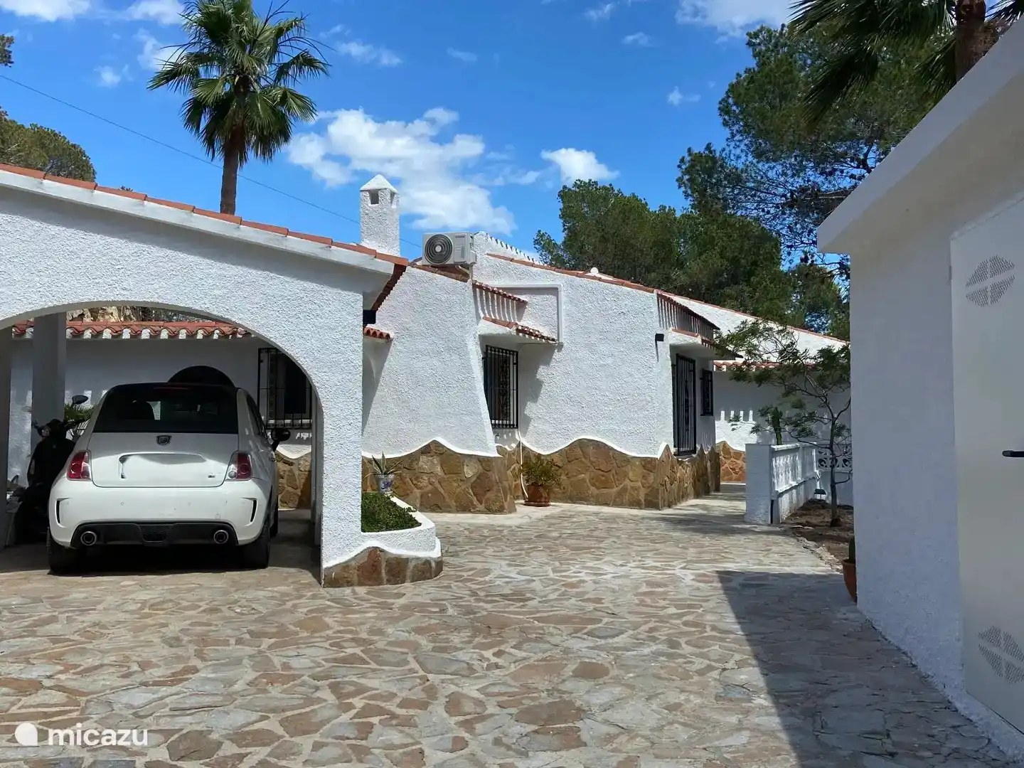 Arrivée sur propriété privée 
Grand parking 
Carport 