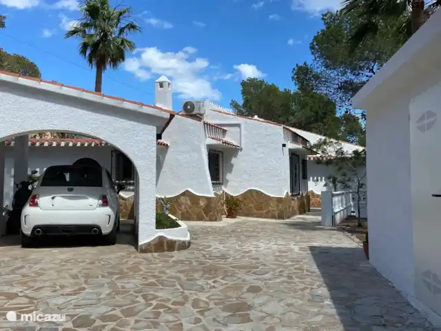 Casa nooit gedacht huren in Spanje, Costa Blanca, Alfáz del Pi - villa Aankomst op privé terrein 
Ruim parkeren 
Carport