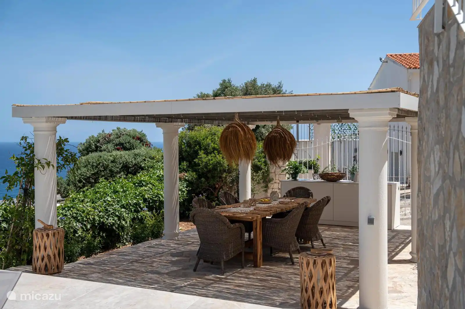 Outdoor Kitchen & Dining Area