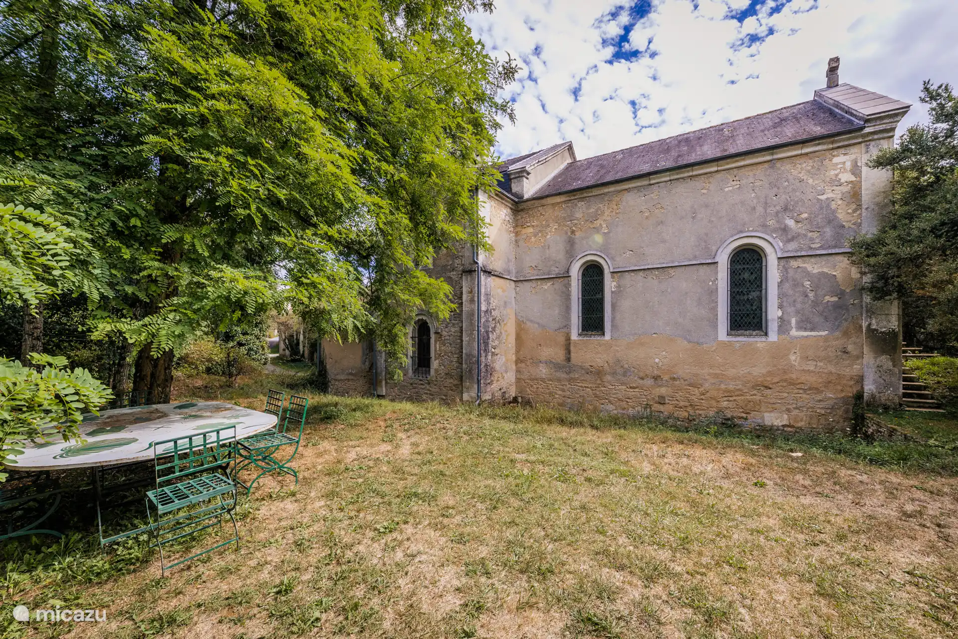 Teil des Gartens und der Kapelle