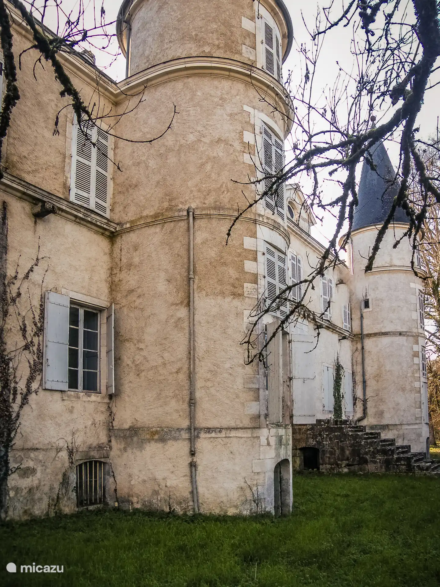 Die beiden Türme auf der Seite des Flusses
