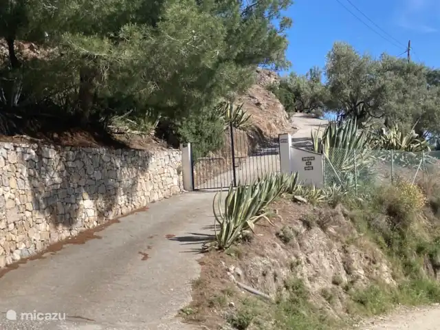 Casa La Serena et Casita del Toro  | Espagne, Andalousie, Cómpeta - maison de vacances Le terrain peut être fermé avec un portail électrique.