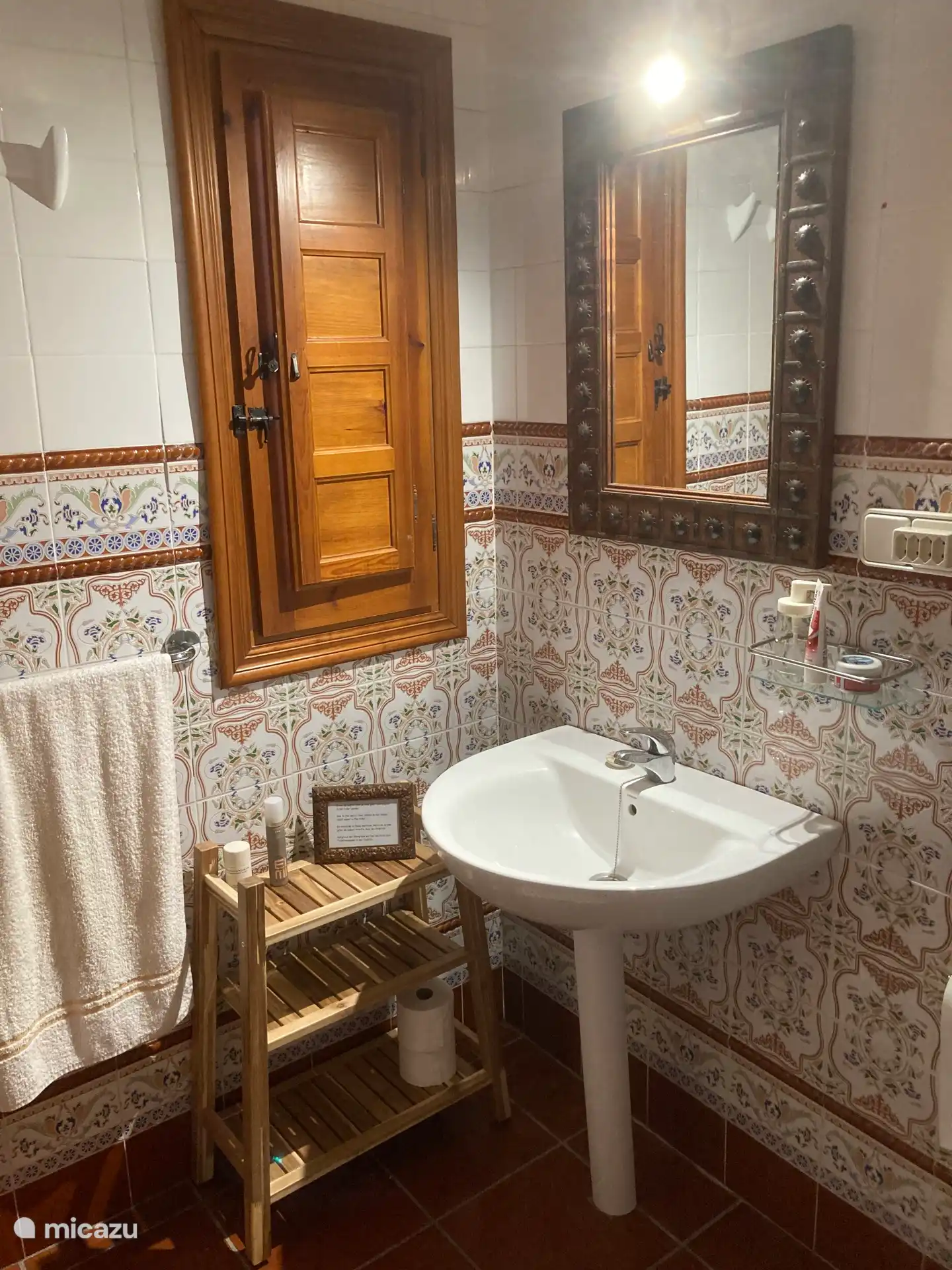 Salle de bain 3 avec 
toilettes, douche et 
bain.