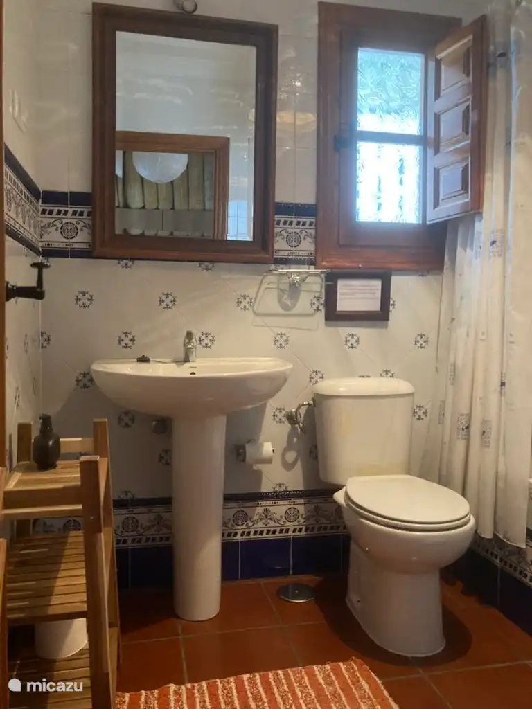 La salle de bain de la Casita ; avec toilettes, bidet, baignoire et douche