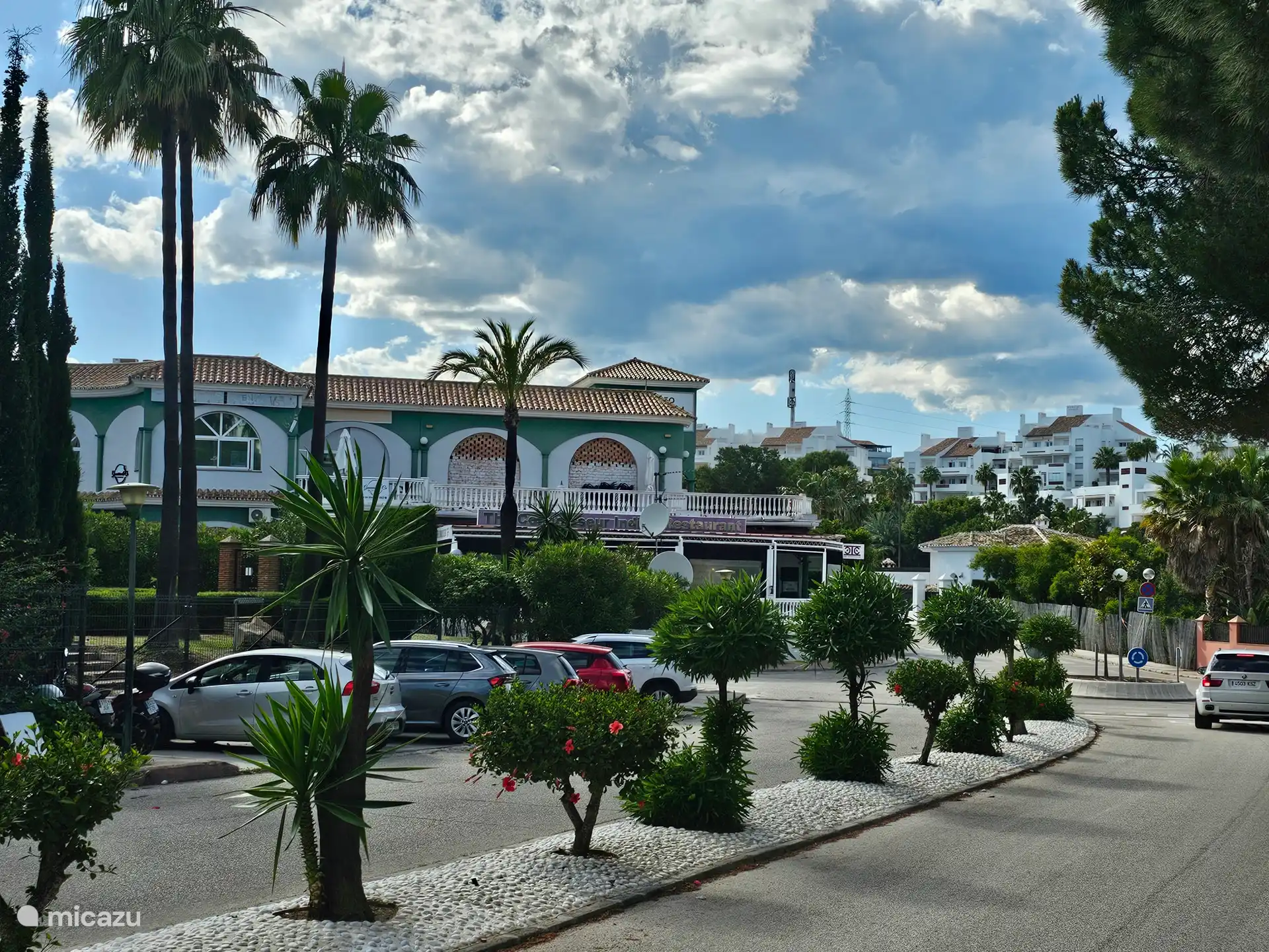Vue sur rue, centre commercial.