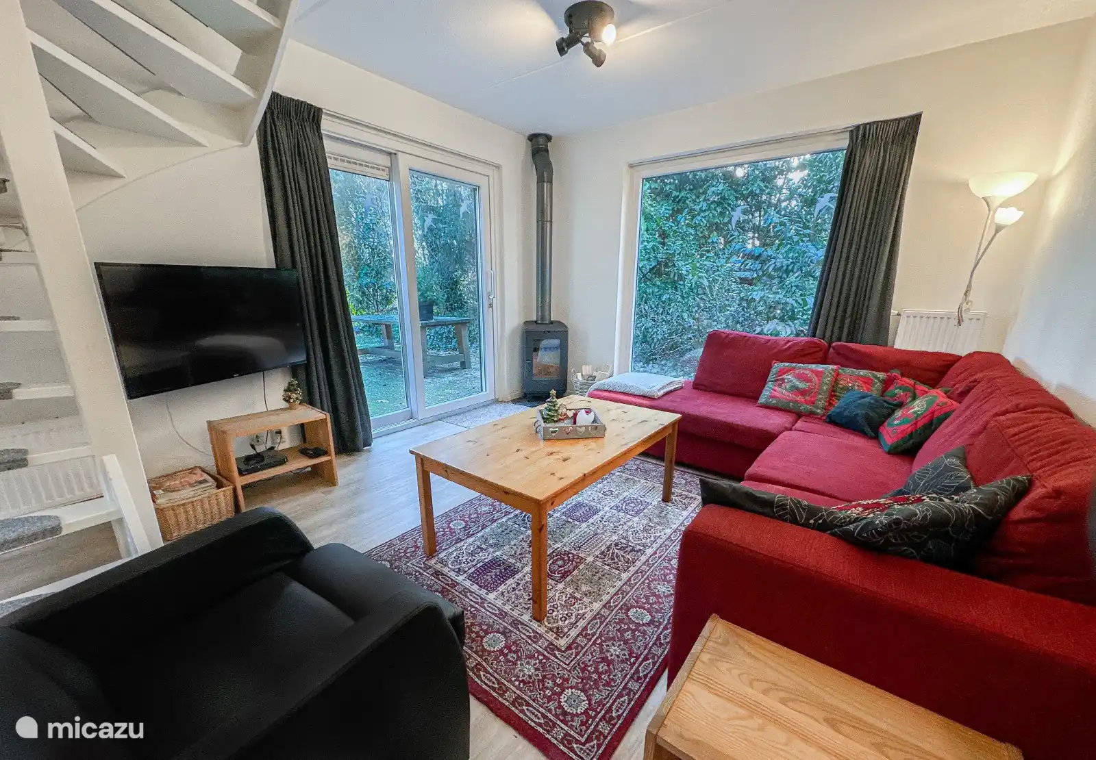 Das Wohnzimmer mit Smart-TV, NETFLIX, DVD-Player, Korb mit Bettwäsche, warmem Teppich für die kalten Monate