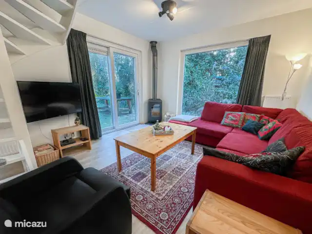 Coeur de fleur de chalet | Pays-Bas, Gueldre, Zelhem - maison de vacances Le salon avec télévision connectée, NETFLIX, lecteur DVD, panier avec draps, tapis chaud pour les mois froids