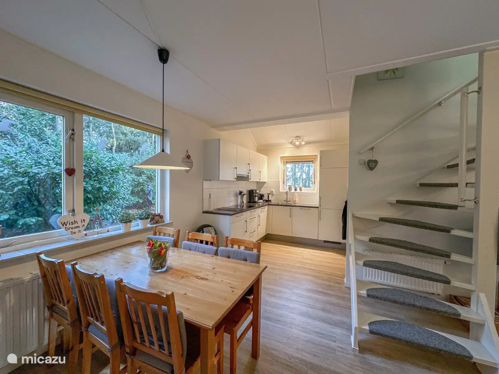 Der Esstisch mit der offenen Küche. Nespresso, Senseo, Kaffeemaschine mit Filtern, Geschirrspüler, Kühlschrank, Wasserkocher, Heißwasserhahn mit Sicherheit, Kräuter