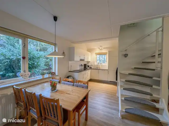 Coeur de fleur de chalet | Pays-Bas, Gueldre, Zelhem - maison de vacances La table à manger avec la cuisine ouverte. Nespresso, Senseo, machine à café avec filtres, lave-vaisselle, réfrigérateur, bouilloire, robinet d’eau chaude avec sécurité, herbes aromatiques