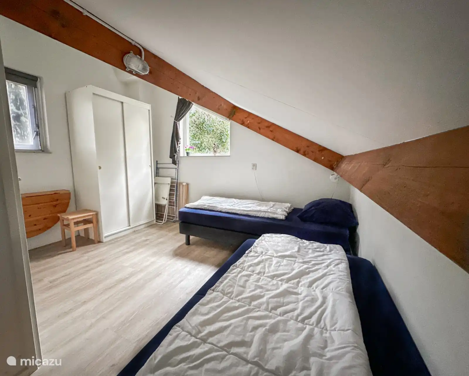 Das zweite Schlafzimmer im Obergeschoss, mit neuen Boxspringbetten und Toppern. Kleiderschrank