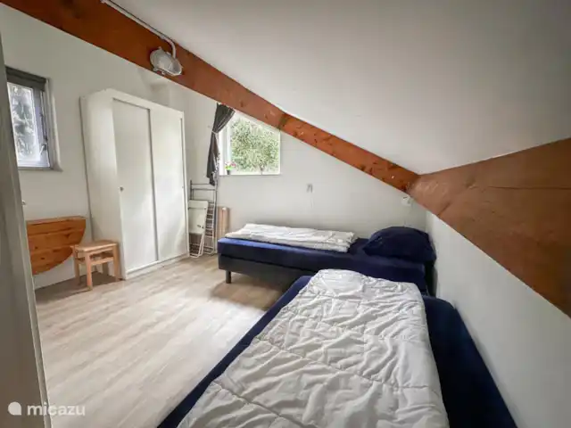 Coeur de fleur de chalet | Pays-Bas, Gueldre, Zelhem - maison de vacances La deuxième chambre à l’étage, avec des sommiers et des surmatelas neufs. Penderie