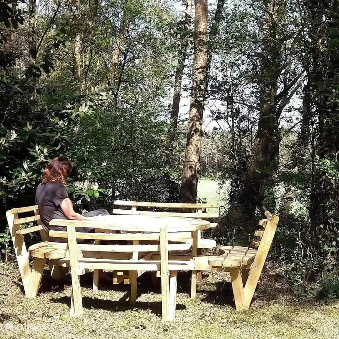 Hier können Sie die allerletzte Sonne einfangen, mit Blick auf die Wiese, Picknicken ist in Ordnung an diesem 8-Personen-Tisch