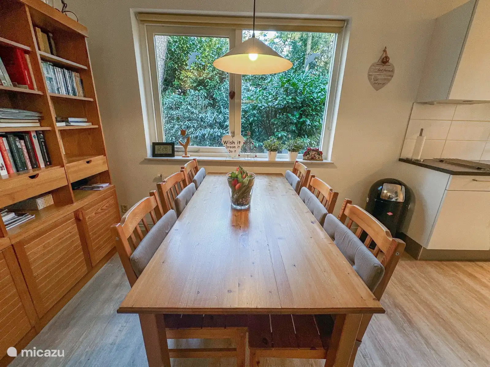 Das Bücherregal ist gefüllt mit Romanen, Detektiven, Informationen über die Gegend, DVDs, Spielen, Kartenspielen