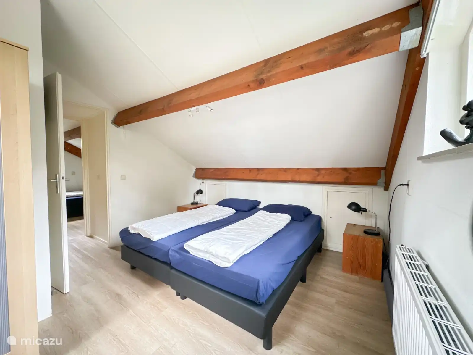 Schlafen Sie gut auf den neuen Boxspringbetten mit Toppern, dies ist das erste Schlafzimmer im Obergeschoss mit Stauraum