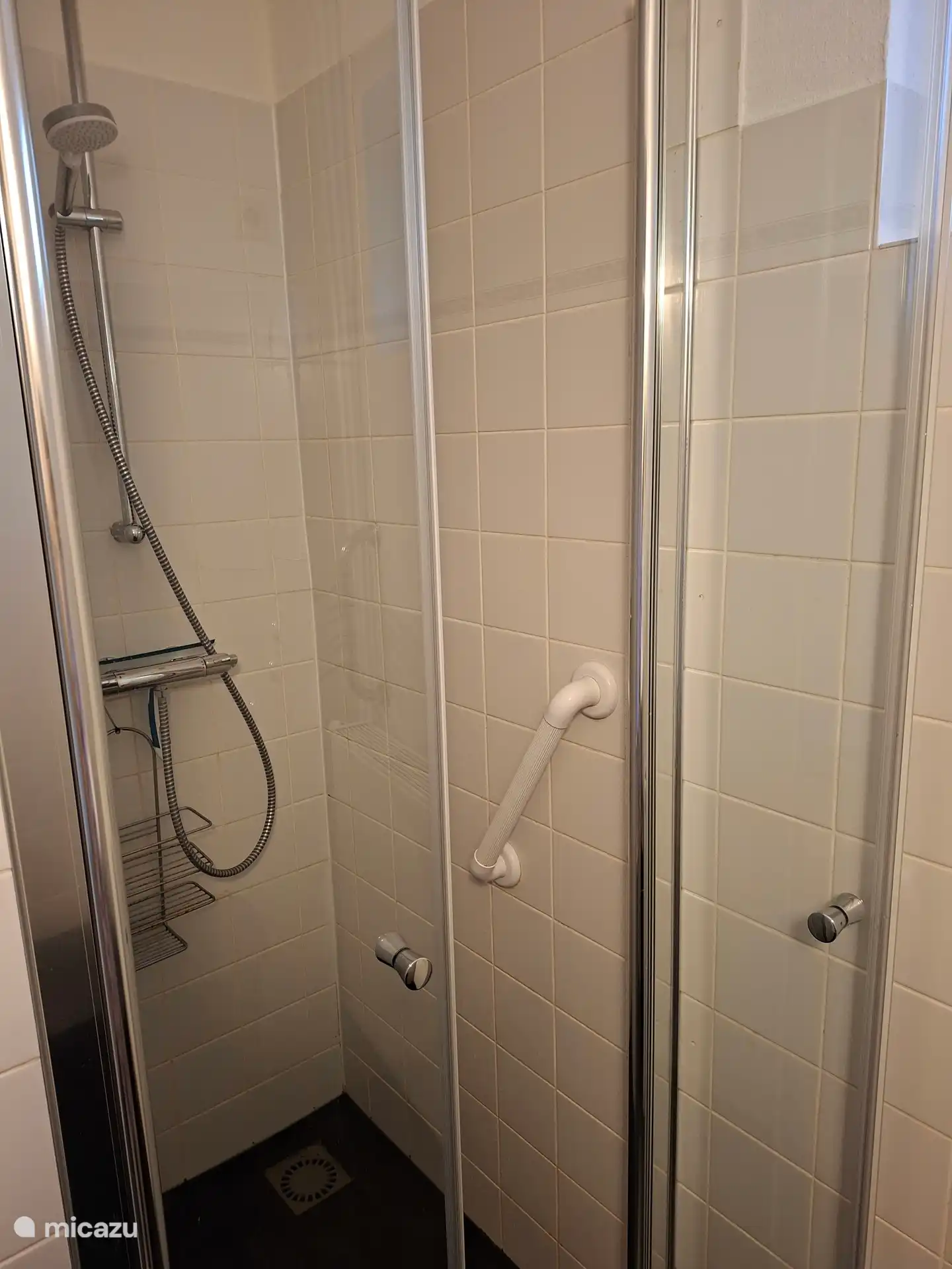 Die Dusche befindet sich im Erdgeschoss mit Haltegriff, Ablage für Ihr Shampoo und Duschschaum, mechanische Belüftung