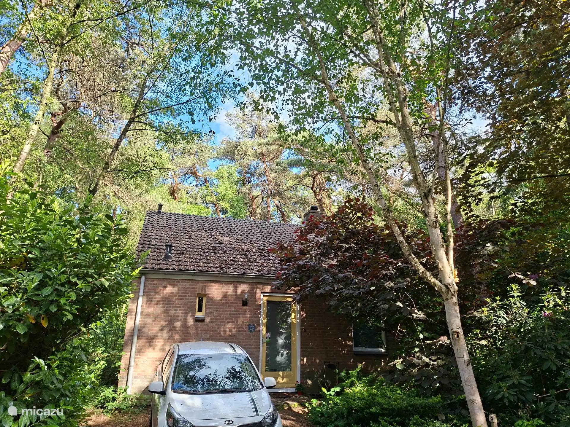 Die Vorderseite unseres Ferienhauses ist ein Blumenherz, das Auto kann am Bungalow geparkt werden. 