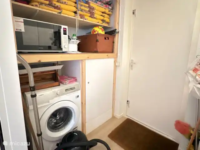 Coeur de fleur de chalet | Pays-Bas, Gueldre, Zelhem - maison de vacances Le débarras avec micro-ondes combi, aspirateur. Coussins de chaise pour les chaises de jardin. La machine à laver avec détergent écologique. Raquettes et balles de tennis, raquettes de badminton avec volants, bains et balles de ping-pong
