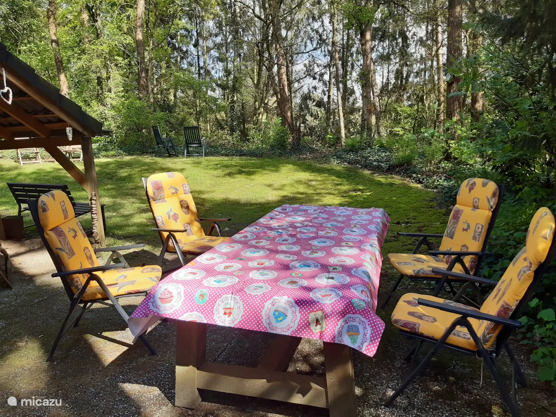 Essen auf der Terrasse, es gibt eine Tischdecke im Abstellraum
Sie können Ihre Fahrräder unter dem Vordach unterstellen