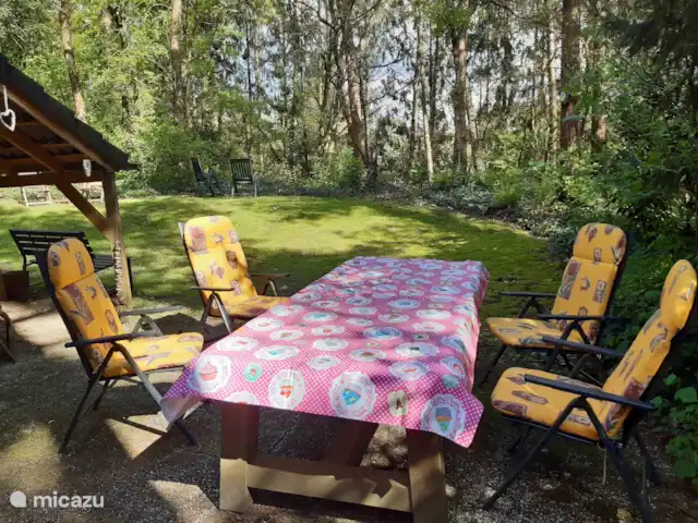 Coeur de fleur de chalet | Pays-Bas, Gueldre, Zelhem - maison de vacances Manger sur la terrasse, il y a une nappe dans le débarras
Vous pouvez ranger vos vélos sous la verrière
