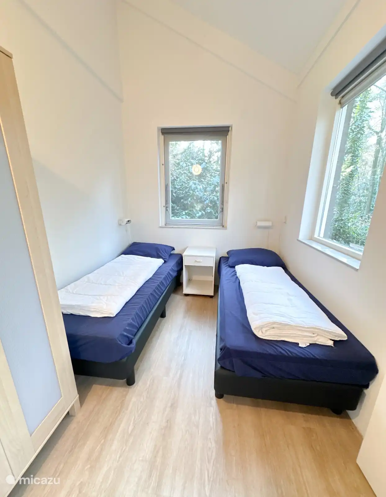 Das Schlafzimmer im Erdgeschoss mit neuen Boxspringbetten und Toppern, Kleiderschrank