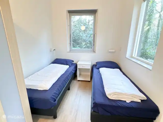 Coeur de fleur de chalet | Pays-Bas, Gueldre, Zelhem - maison de vacances La chambre du rez-de-chaussée, avec sommiers et surmatelas neufs, armoire