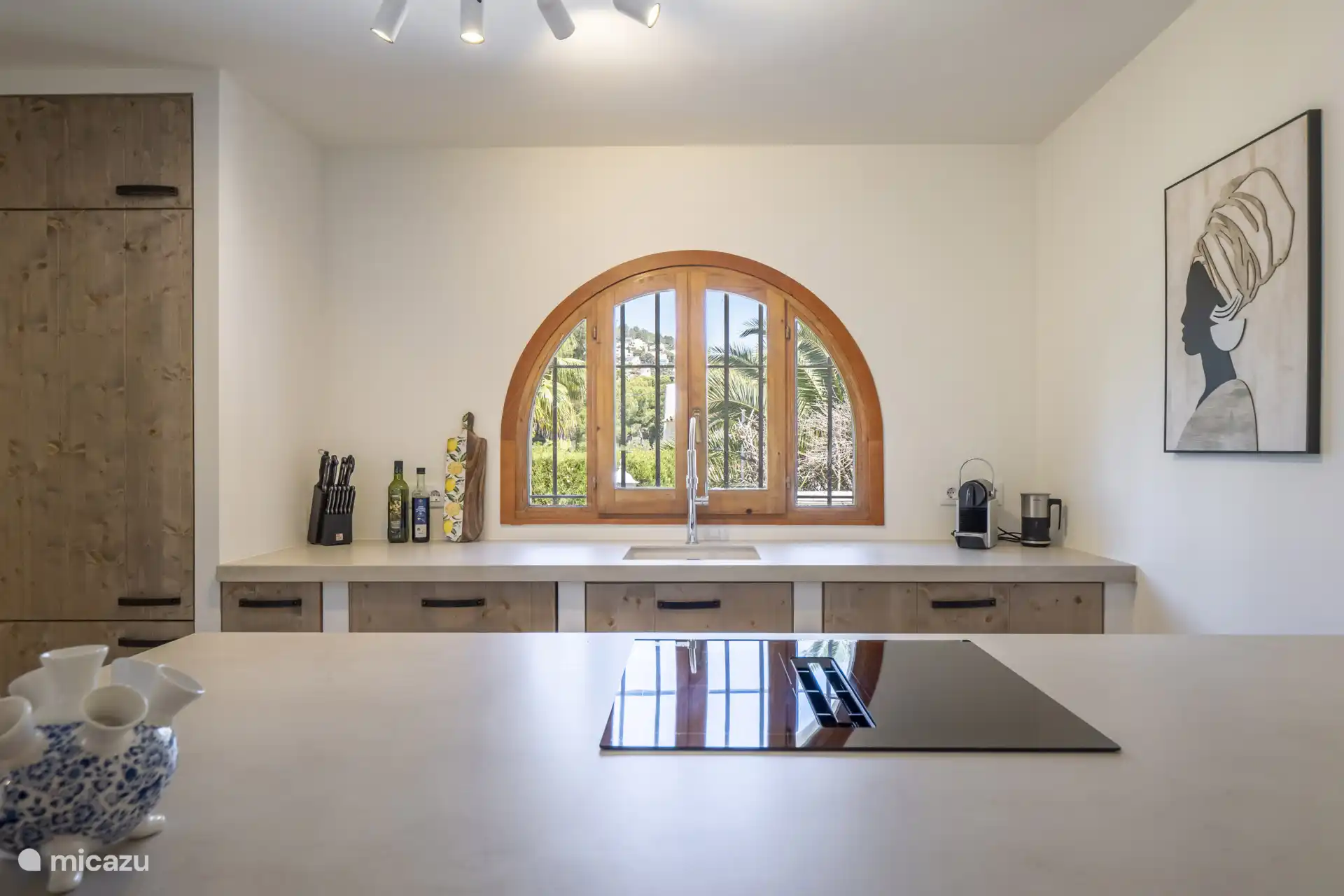 Disfruta cocinando con estilo, con horno, lavavajillas y placa de inducción.