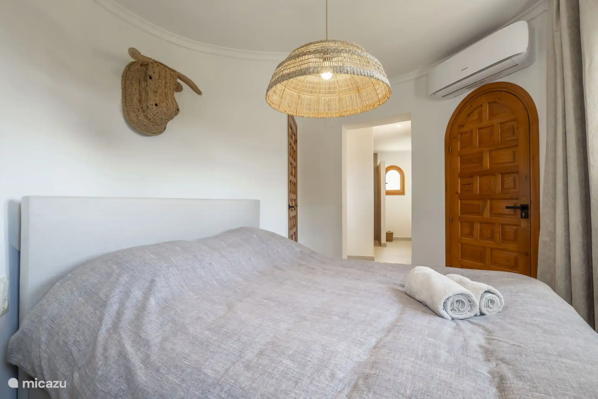 A través del dormitorio 3 tiene acceso a una amplia y soleada terraza en la azotea.