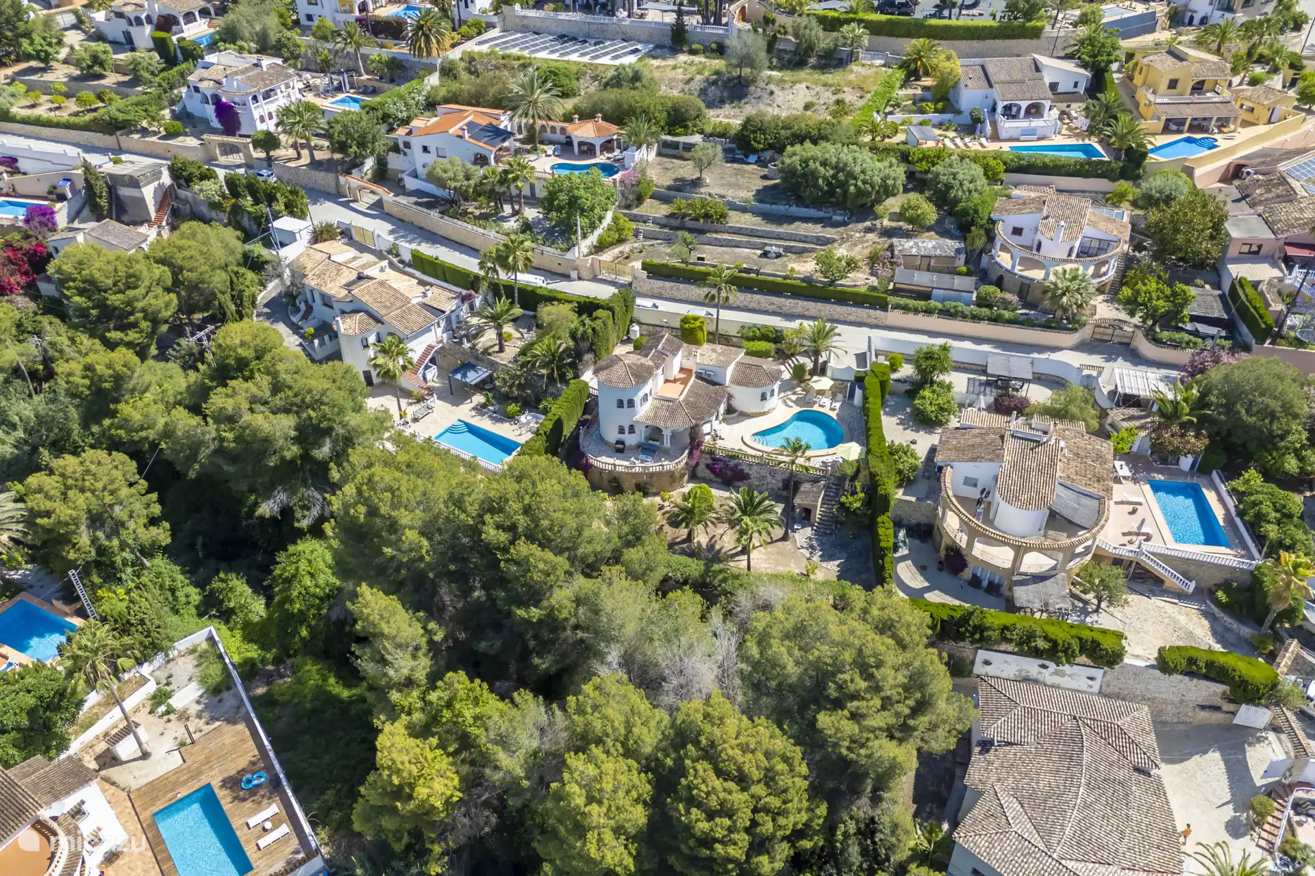 La villa se encuentra en una propiedad cerrada y ofrece mucha privacidad y seguridad.