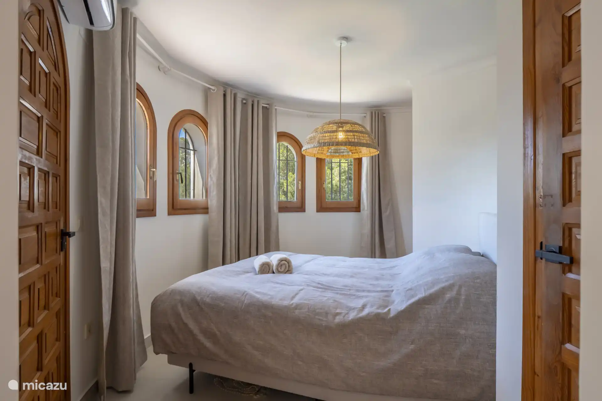 La habitación Elle tiene mucho espacio en el armario para su ropa y equipaje.