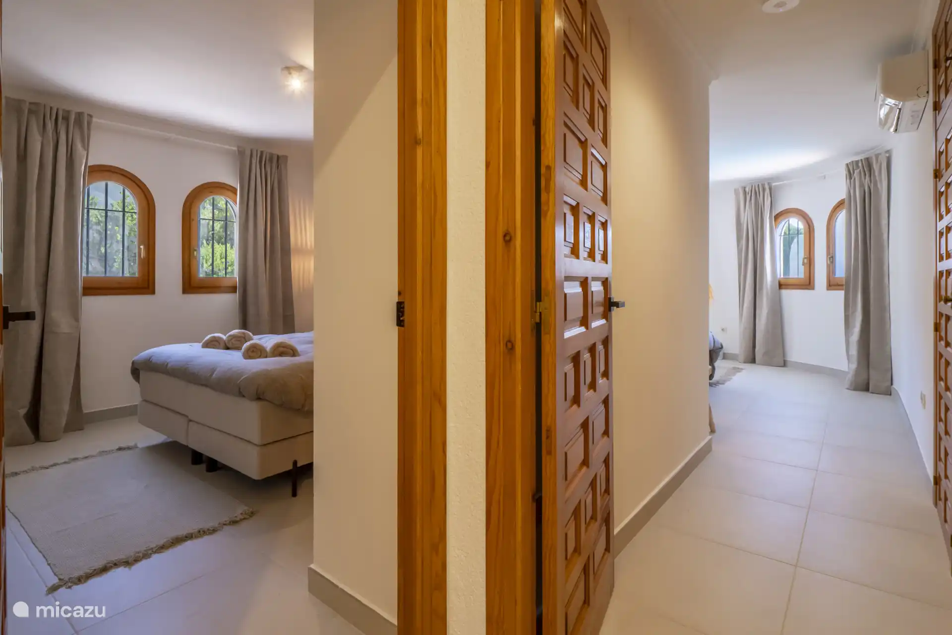 Amplio dormitorio en la planta baja con somier grande para 2 personas (180x210).