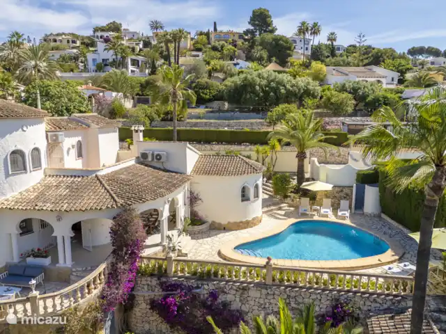 Villa Florencia  | Espagne, Costa Blanca, Benissa - villa Au milieu du jardin se trouve la piscine, entourée de transats et de parasols.