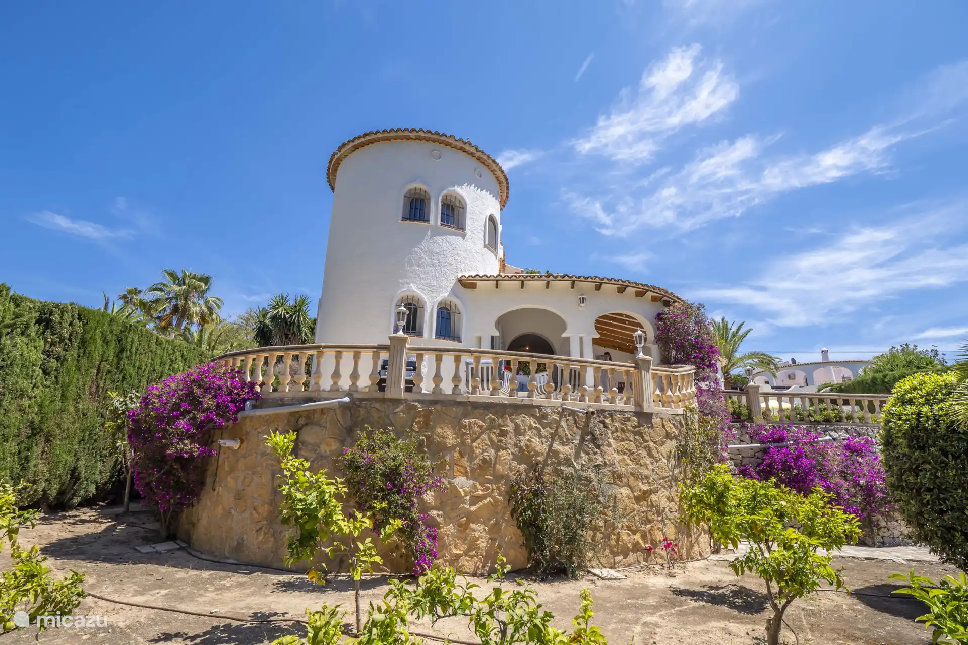 Por la noche, la suave iluminación del jardín crea un ambiente mágico.
