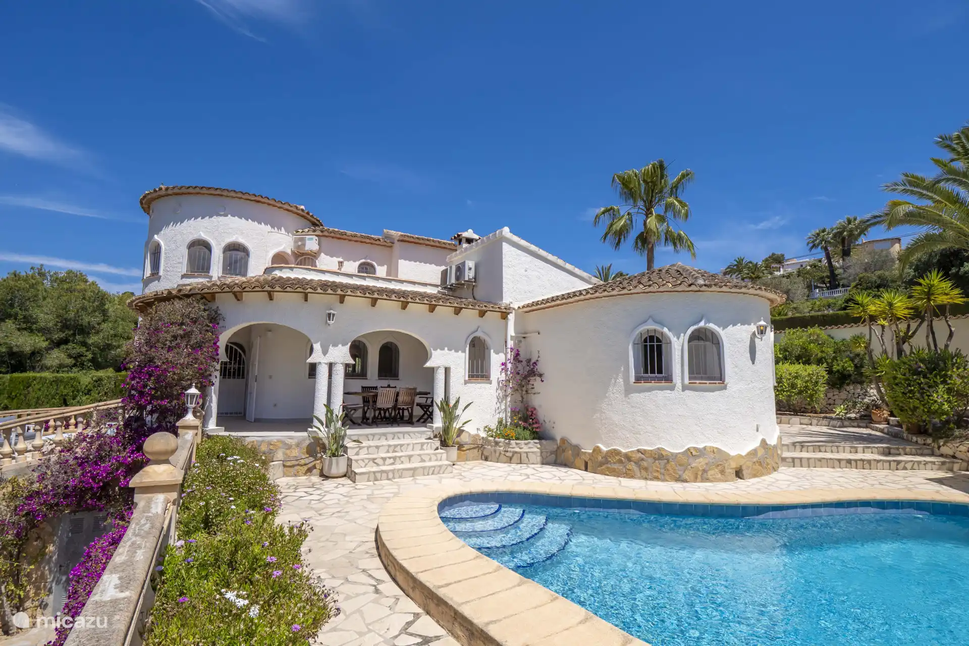 La villa se encuentra en una zona verde. 