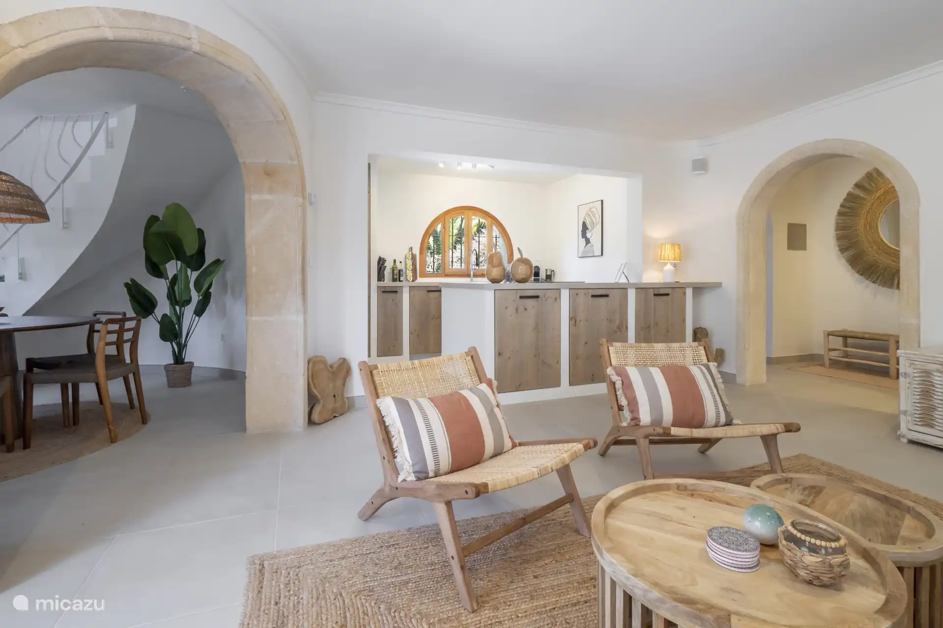 Amplia sala de estar para relajarse, jugar o tomar una copa.