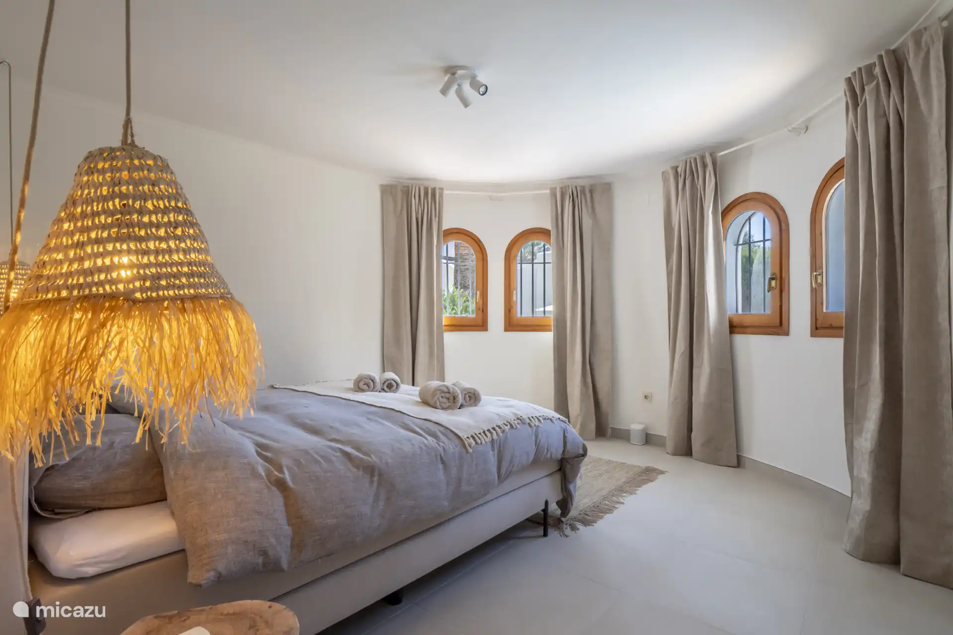 Las ventanas proporcionan mucha luz natural y una sensación de amplitud.