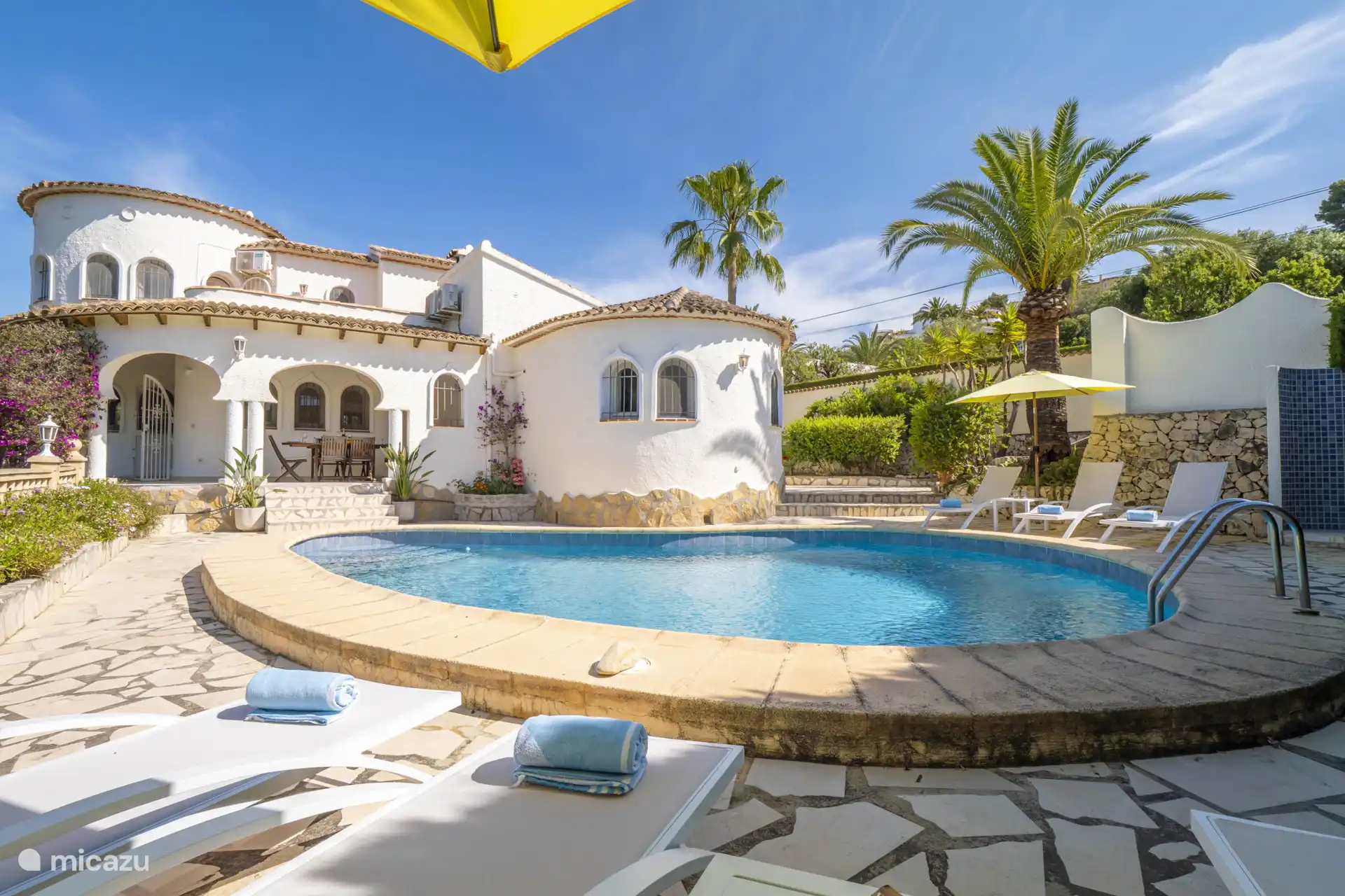 Comience el día con una Nespresso en la terraza, con vistas al jardín.