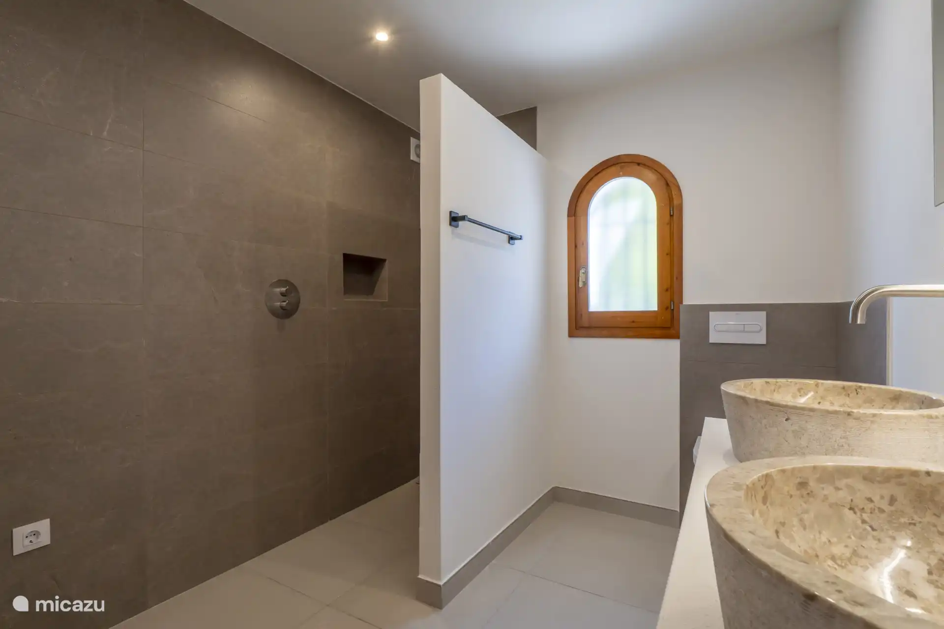 Cuidadosamente terminado y recientemente renovado, todo se siente como nuevo.