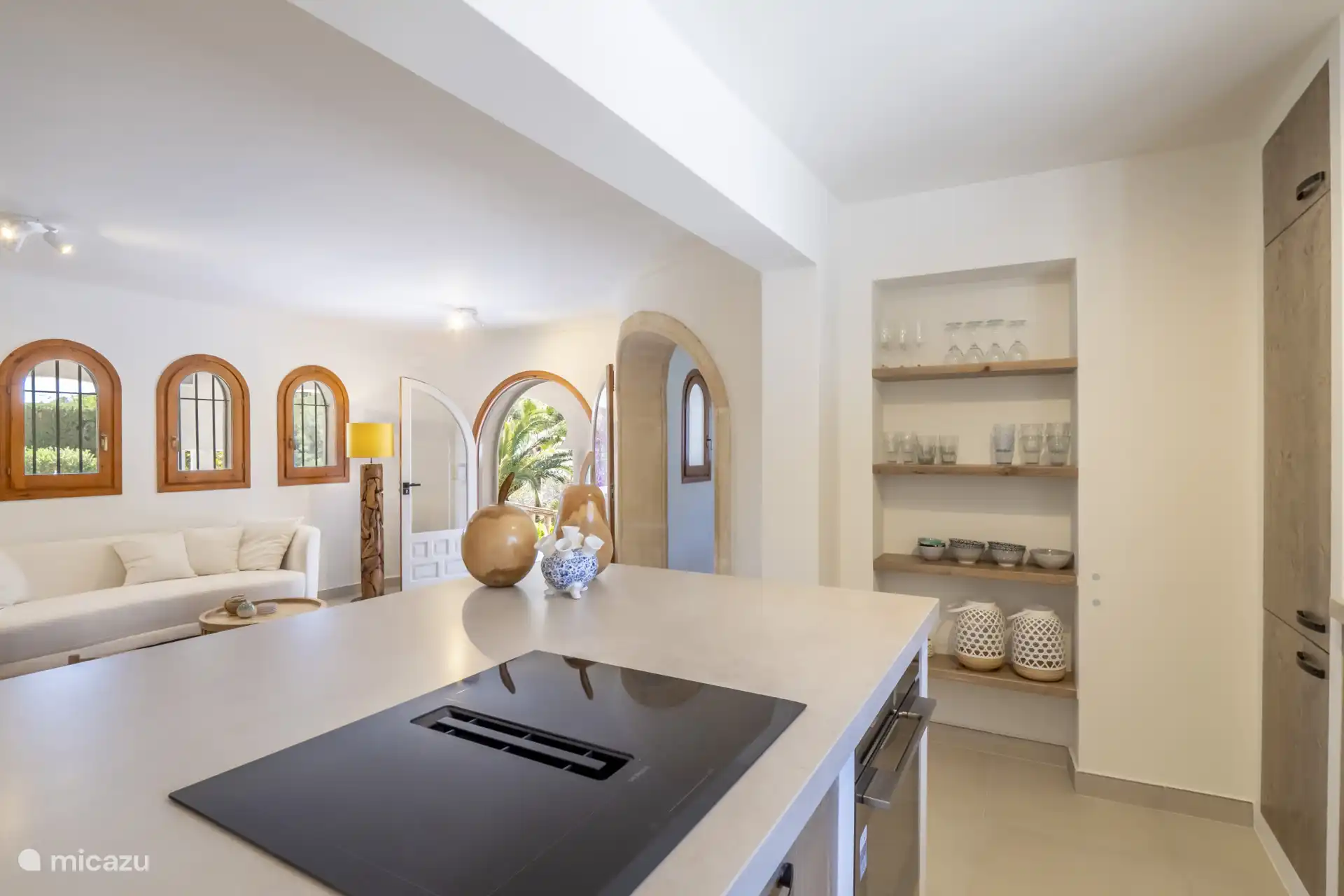 Cocina abierta, comedor y sala de estar en un espacio agradable, ideal para estar juntos.