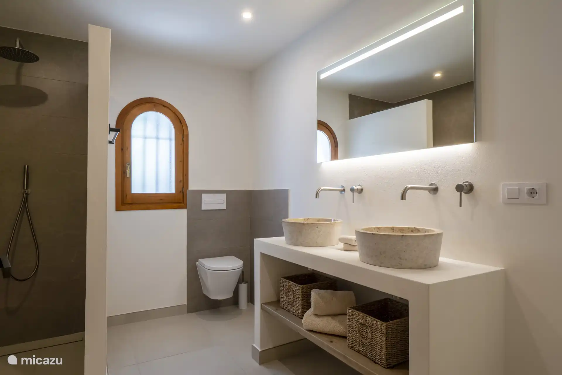 Moderno baño en la planta baja con amplia ducha a ras de suelo.