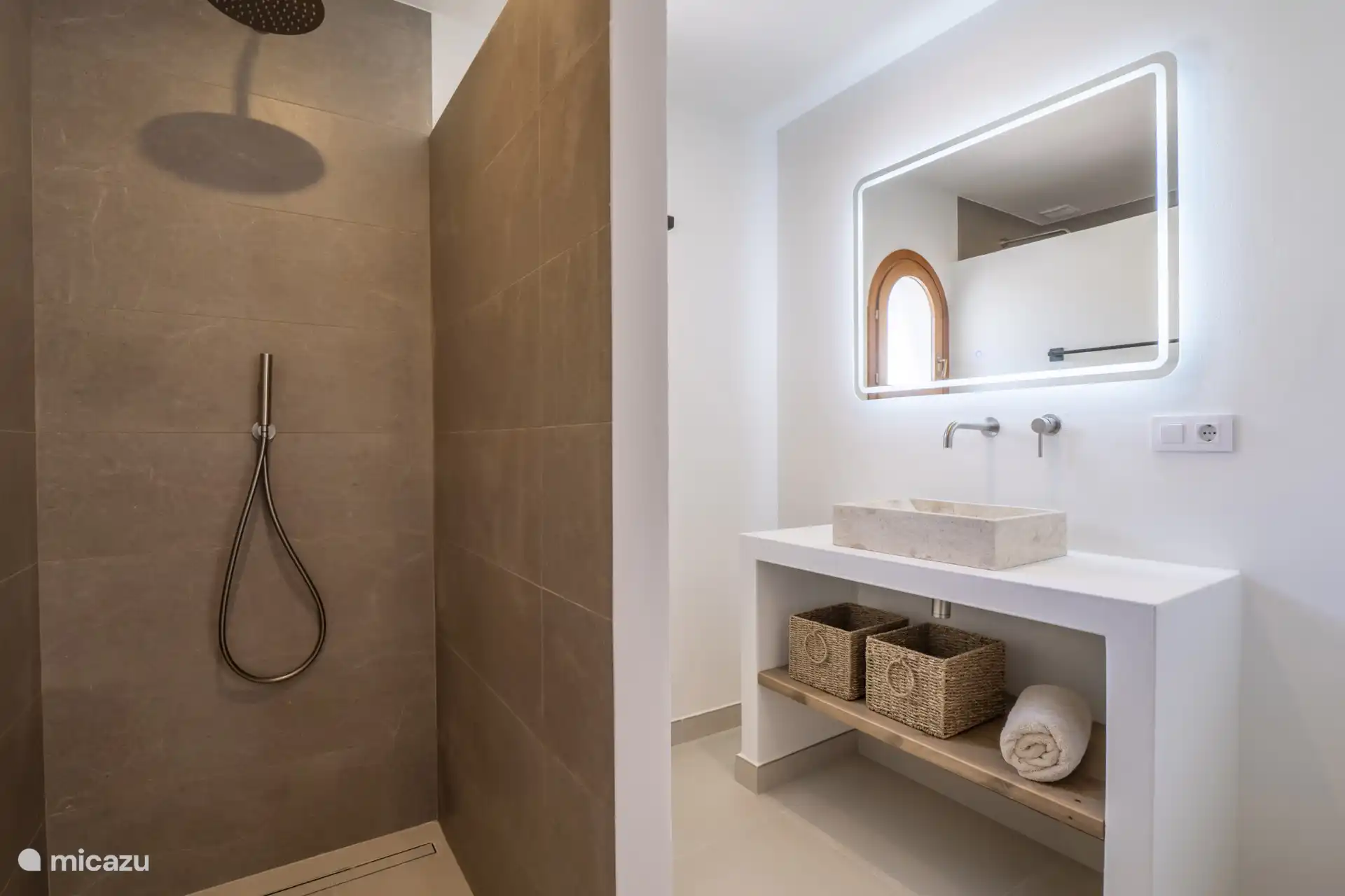 Comience el día con una elegante ducha a ras de suelo.