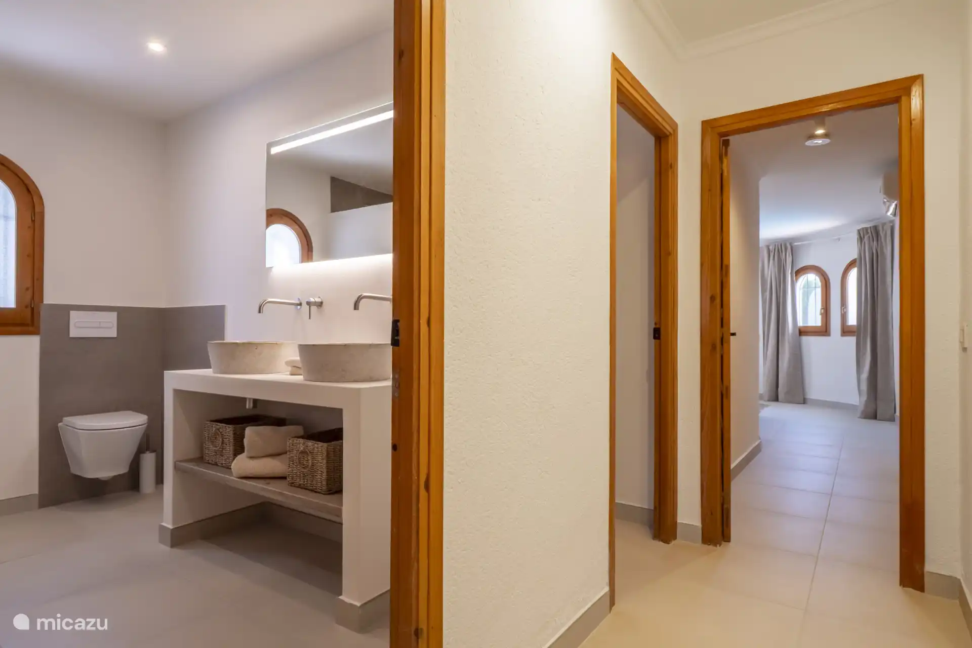 Lavabo e inodoro dobles: ideal para familias o parejas.