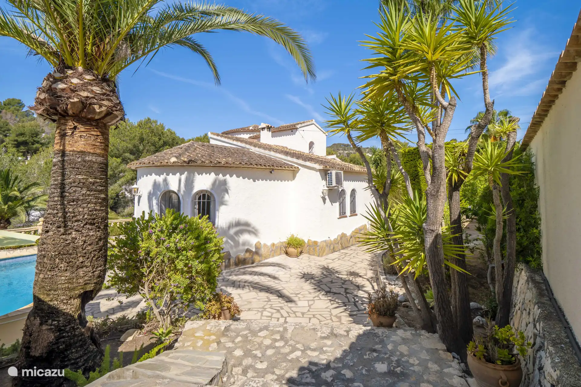 Espacio para un coche en el camino de entrada cerrado, directamente en la villa.