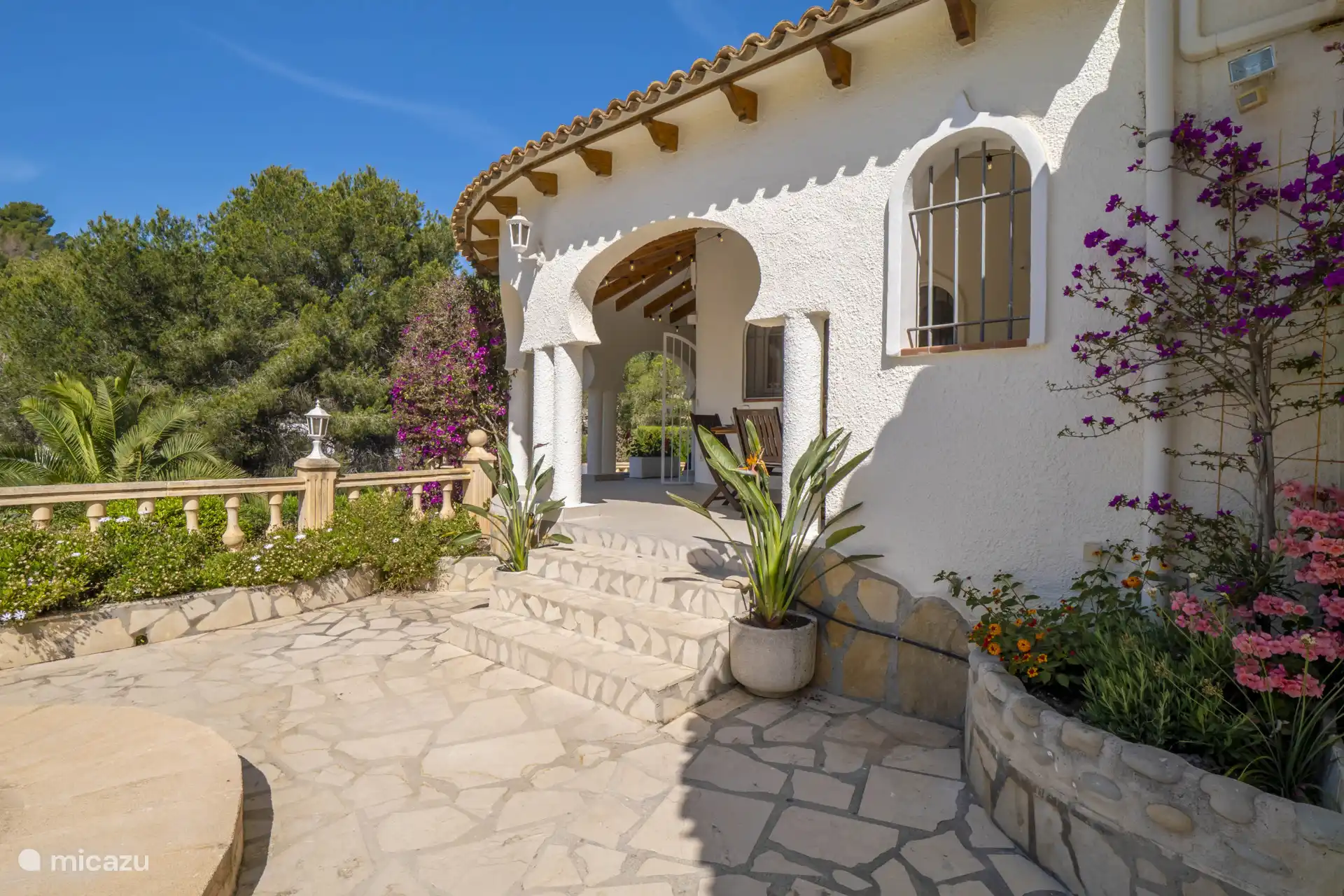 Pasea por el jardín y disfruta de la paz y la vegetación que te rodea.